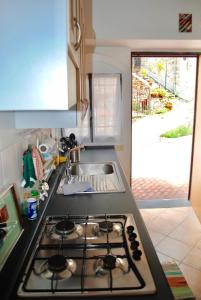 A kitchen or kitchenette at The Old Mansion