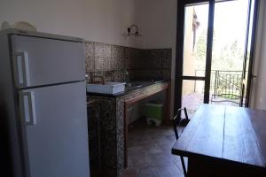 Kuchyňa alebo kuchynka v ubytovaní Baglio Costa Di Mandorla