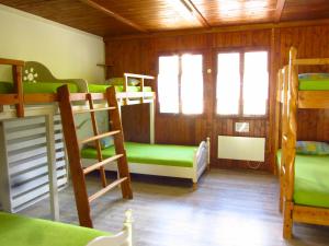 Двуетажно легло или двуетажни легла в стая в Baracca Backpacker