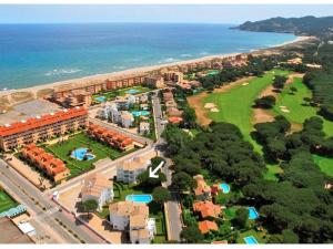 パルスにあるApartamento en Playa de Pals Costa Bravaの海辺のリゾートの空中ビュー