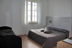 1 dormitorio con cama y ventana en Alba sul Mare, en Lido di Camaiore