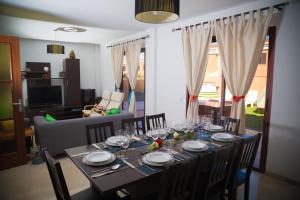 una mesa de comedor con platos y copas de vino en La Casa Sahi, en Gáldar