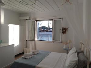 Llit o llits en una habitació de Cavos Seaside House