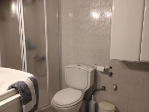 A bathroom at Mikro Katafygio