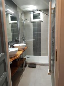 een badkamer met 2 wastafels, een douche en een bad bij Le Laurier in Cagnes-sur-Mer