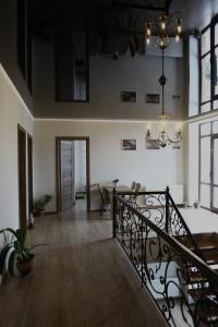 una sala da pranzo con un tavolo e un lampadario di Ia's Guest House a Kazbegi