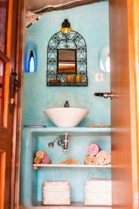 ein Bad mit einem Waschbecken und einem Spiegel in der Unterkunft Casa Inspirada in Los Estancos