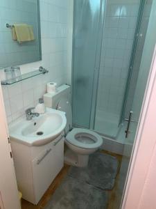 Et badeværelse på Apartments and Rooms Nikša