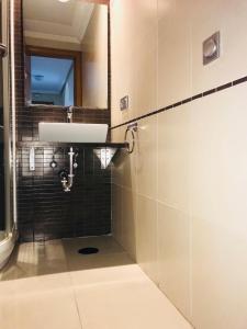 a bathroom with a sink and a mirror at Princesa Kristina in Manilva