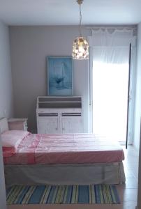 ベニカシムにあるBenicasim Primera Lineaのベッドルーム1室(ベッド1台付)が備わります。壁には絵画が飾られています。