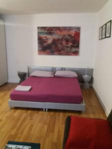 ein Schlafzimmer mit einem lila Bett in einem Zimmer in der Unterkunft Spazio in Neapel