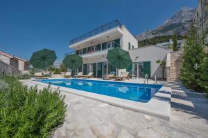 una villa con piscina e una casa di Villa Dodo a Makarska