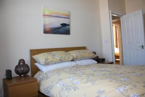 Un pat sau paturi într-o cameră la No3 By The Sea Apartment