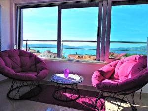 Ein Sitzbereich in der Unterkunft Apartments Linda