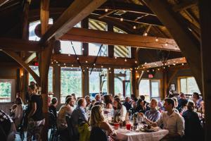 un grupo de personas sentadas en mesas en un restaurante en Heather Mountain Lodge, en Golden