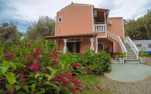 帕萊歐卡斯提撒的住宿－Lisipio Studios by Eleni，前面有一束鲜花的房子