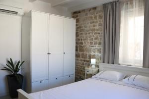 Postel nebo postele na pokoji v ubytování Trogir Square Apartment