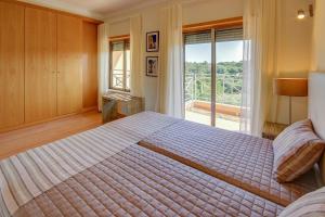 Katil atau katil-katil dalam bilik di Pinheiros da Balaia Villas