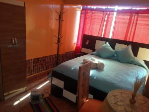 1 dormitorio con 1 cama con toallas en Hostal "Oro Blanco", en Uyuni