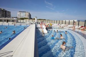 un gruppo di persone in una piscina in spiaggia di Zeebriesje a Oostduinkerke
