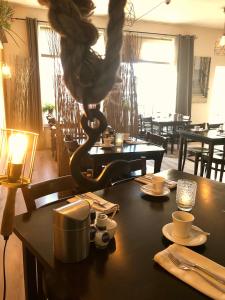 d'une salle à manger avec une table, des chaises et un sidx de table. dans l'établissement Boutique Hotel de Zwaluw, à De Koog