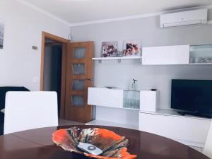 Televízia a/alebo spoločenská miestnosť v ubytovaní Calafell Playa