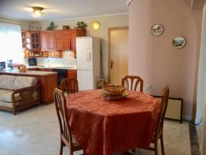 A kitchen or kitchenette at Mikro Katafygio