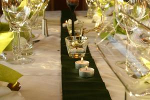 einen Tisch mit Weingläsern und Kerzen darauf in der Unterkunft Panoramapension Etschblick in Mölten