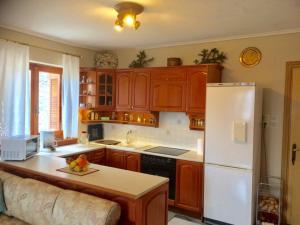 A kitchen or kitchenette at Mikro Katafygio