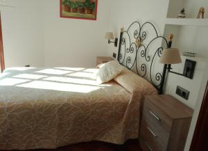 1 dormitorio con cama y tocador de madera en Silgar I, en Sanxenxo