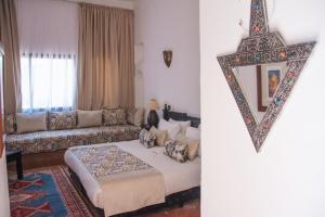 - un salon avec un lit et un miroir dans l'établissement Ksar Shama, à Ouirgane