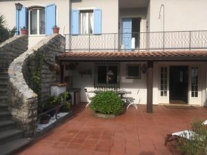 Corsanico-BargecchiaにあるVilla Peraのレンガ造りのパティオとバルコニーが備わる家