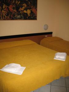 Łóżko lub łóżka w pokoju w obiekcie Albergo Paradiso