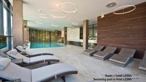 una sala de estar con piscina en una casa en Oddy, en Stará Lesná