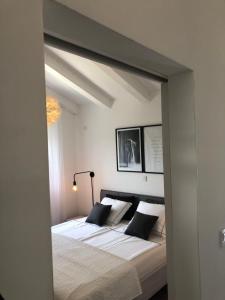 En eller flere senge i et værelse på EllaVis Apartments