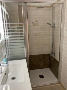 un baño con ducha y lavabo en apartamento Augusto, en Los Llanos de Aridane