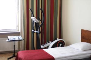 コッコラにあるHotel Kokkolaのベッドとサイドテーブル付きのホテルルーム +38枚の写真