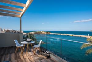 balkon ze stołem i krzesłami oraz oceanem w obiekcie Sonia Center w mieście Hersonissos
