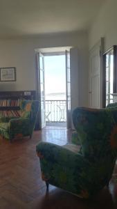 - un salon avec un canapé et une chaise dans l'établissement Villa Martelli, à Belgirate