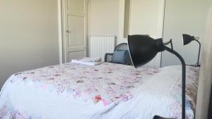 - une chambre avec un lit et une lampe dans l'établissement Villa Martelli, à Belgirate