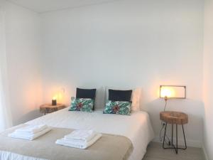ペニシェにあるAlto Mar Apartmentのベッドルーム1室(サイドテーブル2台付)