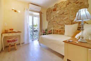 - une chambre avec un lit et une table avec une lampe dans l'établissement San Antonio Old Corfu Town, à Corfou