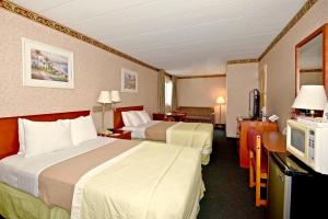 Postel nebo postele na pokoji v ubytování Days Inn by Wyndham Atlantic City Beachblock