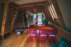 ein Esszimmer mit einem Holztisch und roten Stühlen in der Unterkunft Puente Palos San Pedro in Castro