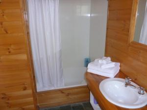 A bathroom at Osprey Lodge & Bungalow