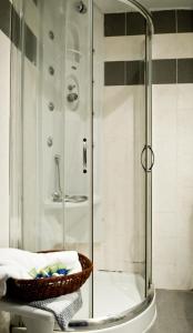 ポルタリアにあるAlkistis Hotelのバスルーム(シャワー、タオルバスケット付)