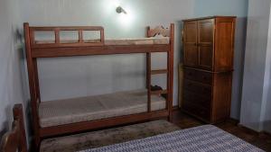 een slaapkamer met 2 stapelbedden en een dressoir bij Flat Âncora in Cabo Frio