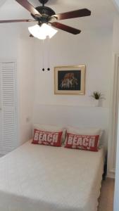 - une chambre avec un lit et un ventilateur de plafond dans l'établissement Azul Rentals Albir flat, à Albir
