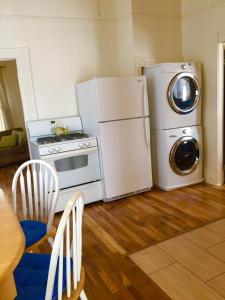 O bucătărie sau chicinetă la Ocean Breeze 3 br Vacation Home