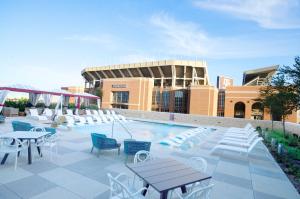Bazén v ubytování Texas A&M Hotel and Conference Center nebo v jeho okolí